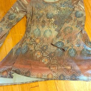 Woman’s tunic top.